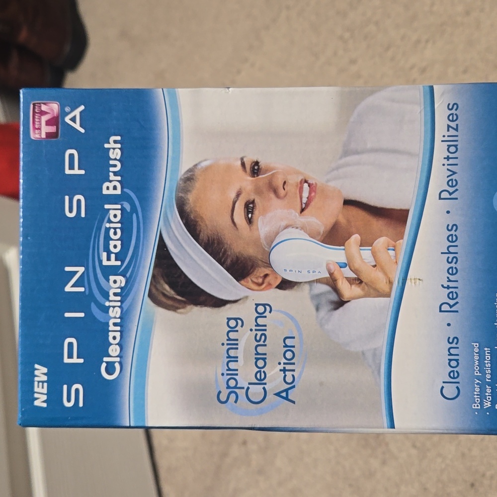 SPIN SPA CLEANSING FACIAL BRUSH. CLEANS/ REFRESHES/REVITALIZES